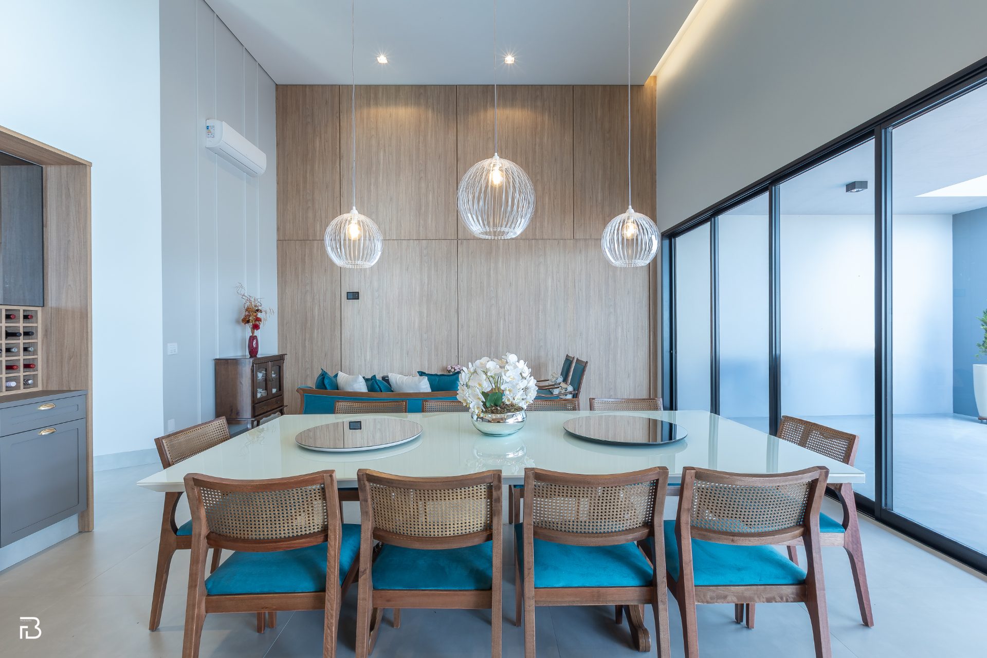 Sala de jantar integrada com marcenaria e iluminação cênica, projeto da TWO Planejados