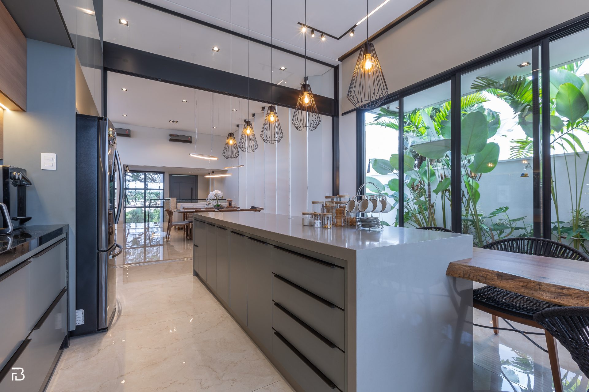 Cozinha com ilha e parede de vidro