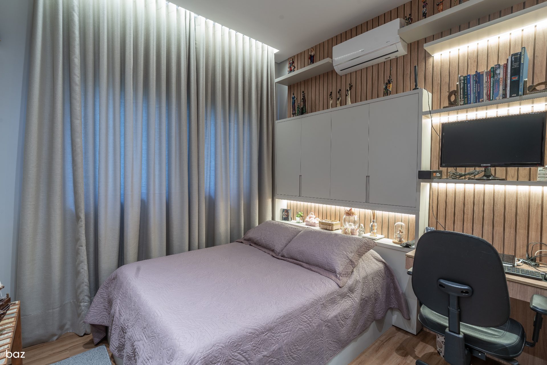 Quarto com painel ripado e home office