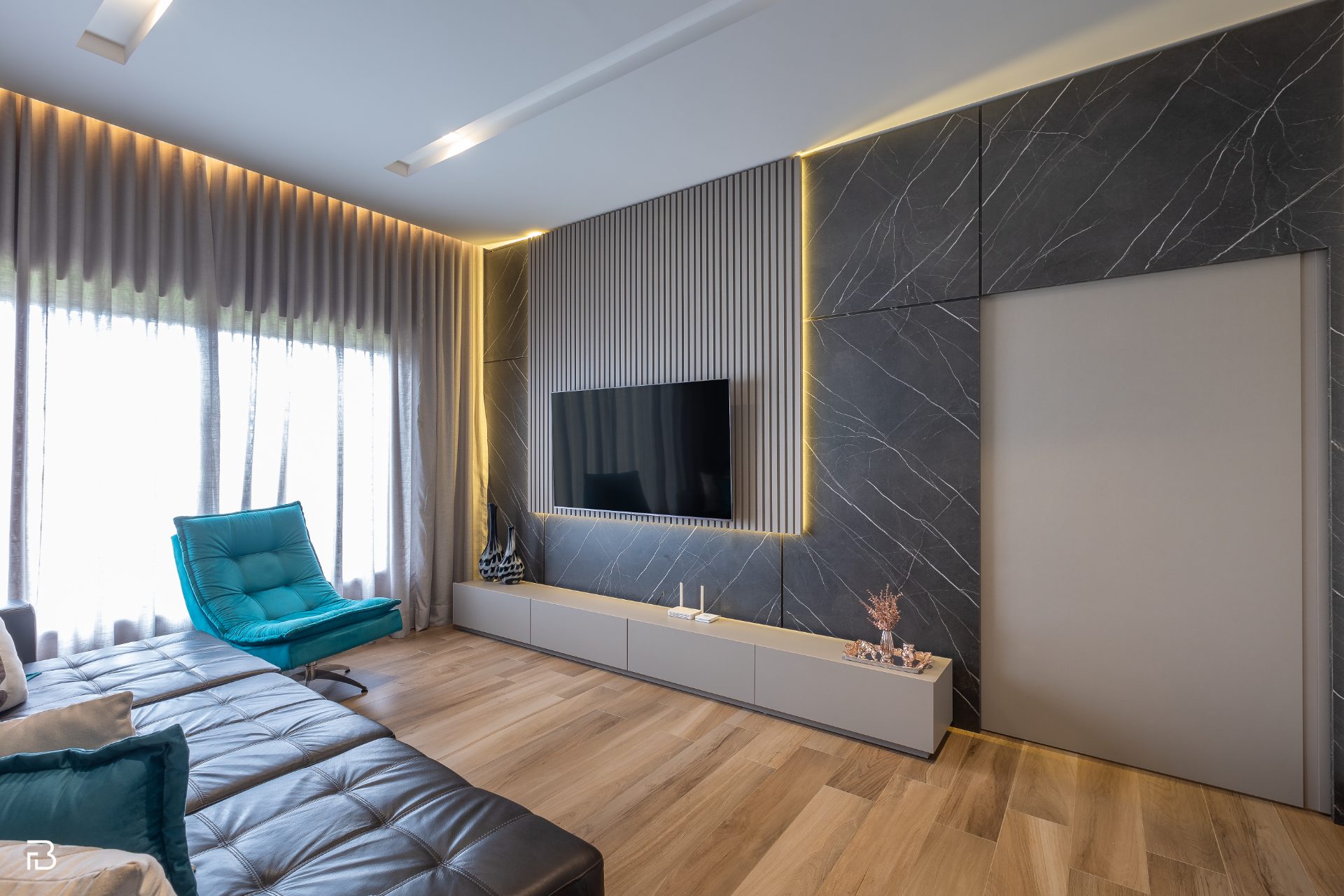 Home theater com painel de mármore preto, projeto TWO Planejados